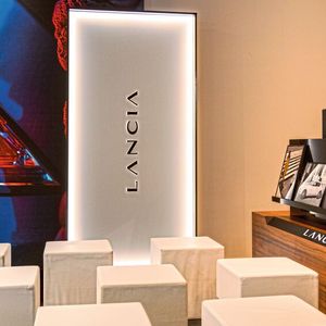 Kreative Köpfe beim Hersteller haben sich um ein exklusives Ambiente bemüht.(Bild:  Stellantis)