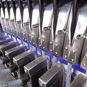 Zehnbahnige vertikale Sigpack RA Stick Pack Maschine mit patentierter Dosierschneckentechnologie. Die Primärverpackung gewährleistet mit Hilfe der patentierten servogesteuerten Dosierschnecken hochpräzises Dosieren.