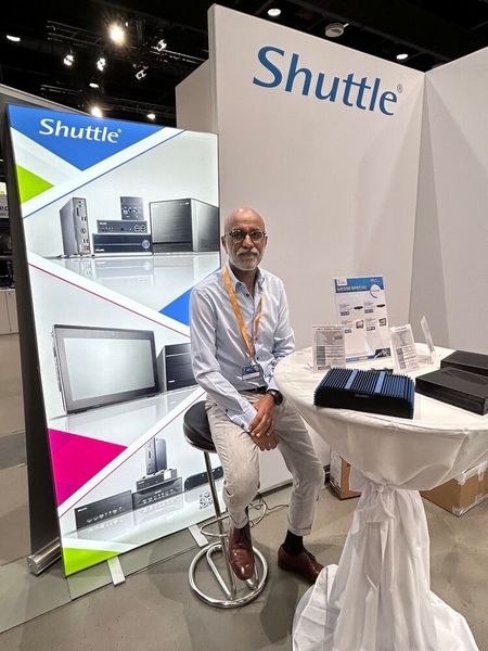 Herr Barialai Sarwari kommt mit dem neuen BOX-PC von Shuttle auf die Messe. (Bild: Vogel IT-Medien)