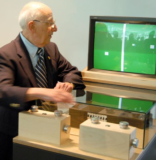 Ralph H. Baer, Erfinder der weltweit ersten Spielekonsole, bei der Übergabe eines Nachbaus der Brown Box im Dynamikum Pirmasens Ralph H. Baer, Erfinder der weltweit ersten Spielekonsole, bei der Übergabe eines Nachbaus der Brown Box im Dynamikum Pirmasens