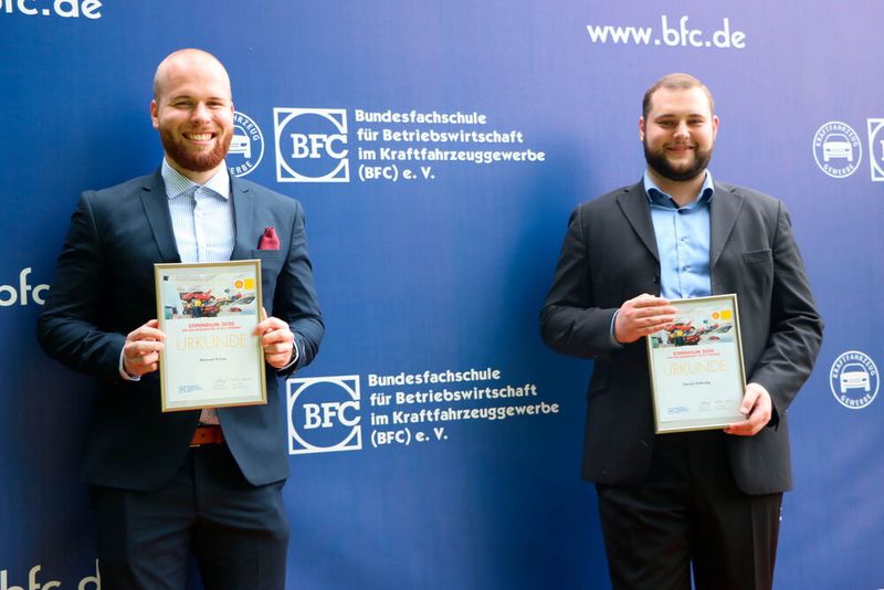 Shell Deutschland vergab zum zweiten Mal zwei Stipendien. Daniel Gottselig und Manuel Kruse konnten mit ihren Ideen zum Thema „Das klimafreundliche Autohaus – Potenziale zur CO2-Einsparung in Autohaus und Werkstatt“ am meisten überzeugen. (Bild: BFC)