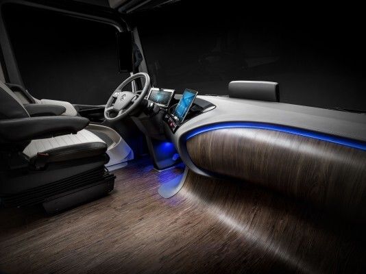 Der Mercedes-Benz Future Truck 2025: Weltpremiere der spektakulären Studie des Lkw von morgen – autonome Fahrt in eine faszinierende Zukunft (Mercedes-Benz)