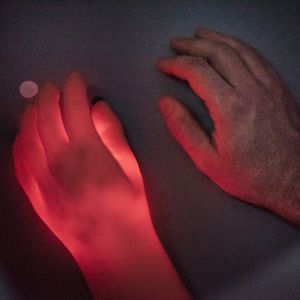 Wurde die versteckte Hand erwärmt und die Gummihand synchron rot angeleuchtet, war die Gummihandillusion stärker ausgeprägt, als wenn Erwärmung und Licht asynchron dargeboten wurden.(Bild:  Damian Gorczany, Ruhr-Universität Bochum)