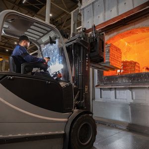 Die Aluminium-Gießerei von BMW in Landshut ist zum zweiten Mal zertifiziert worden: dieses Mal für den nachhaltigen Einsatz von Aluminium.(Bild:  Harry Zdera)