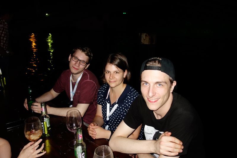 (v. l.) Christian Reufarth und Marc Dittmar, Markensturm, schauen, dass Selina Koch, starklar media, auch immer was zum Trinken hat. (Bild: IT-BUSINESS)