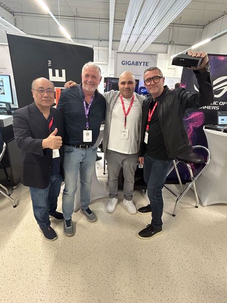 Gute Laune wurde beim Event auch auf dem Gigabyte-Stand großgeschrieben: (v. l.) Jackson Watt, JC Hasler (Global System), Ole Saleh und Frank Bösser (Bild: Vogel IT-Medien GmbH)
