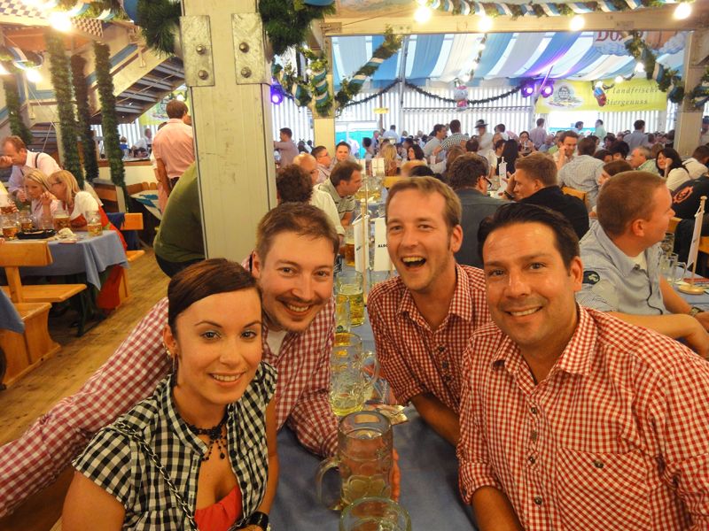 Eine Gaudi haben auch Sarah Hausladen, ALSO Actebis, Claas Reckmann, Sebastian Niehues, Nabil Gharadel, AOC (v.l.) (Archiv: Vogel Business Media)