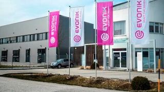 Evonik ist seit 2010 mit seinem Produktionsstandort in Schörfling am Attersee ansässig.  (Evonik)