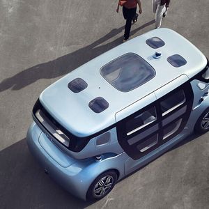 Saab-Nachfolger National Electric Vehicle Sweden (NEVS) hat ein Carsharing-Konzept entwickelt, in dessen Mittelpunkt das auf Level 4 autonom fahrende Elektroauto Sango steht.(Bild:  NEVS)