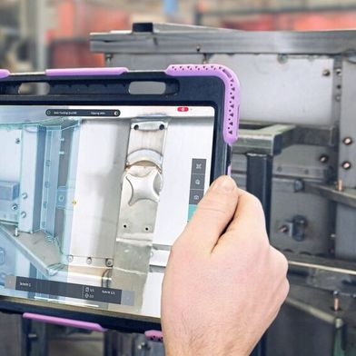 Informationen, die in Bilder der realen Bauteile eingeblendet werden – beispielsweise 2D-CAD-Daten –, tragen dazu bei, qualitätsbestimmende Merkmale schnell und zuverlässig zu erkennen. (Bild: Visometry)