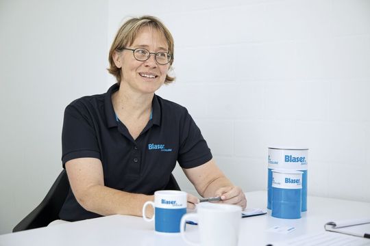 Olivia Bossart, Innovationsleiterin der Blaser Swisslube AG: «Wir haben die Freiheit, neue Ansätze zu erforschen, und wir nutzen sie auch. Das zeigt aus meiner Sicht, dass bei Blaser eine moderne Unternehmenskultur gelebt wird, die Innovation aktiv ermöglicht.»(Bild:  Matthias Böhm)