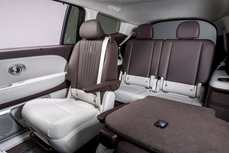 Die zweite Reihe kann optional mit zwei Einzelsitzen bestellt werden. (Bild: Hyundai)