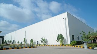 Lager von Rittal in Bangalore. Seine Logistikkonzepte erlauben es dem Unternehmen, die wichtigsten Regionen Indiens innerhalb von 48 h zu beliefern. (Bild: Rittal)