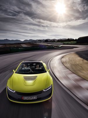 Der hybride Sportwagen Σtos: unterwegs mit persönlichem Autopilot und Drohne. (Rinspeed)