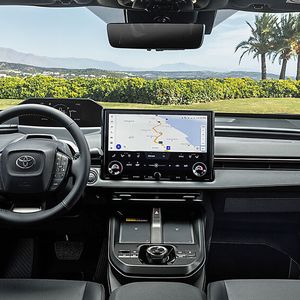 Einziger Kritikpunkt im übersichtlich gestalteten Innrenraum ist das Display hinter dem Lenkrad. Der Lenkradkranz verdeckt einen großen Teil der Anzeige.(Bild:  Toyota)