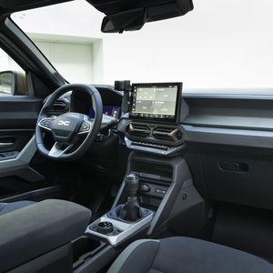 Das Cockpit ist ergonomisch und...(Bild:  Dacia)