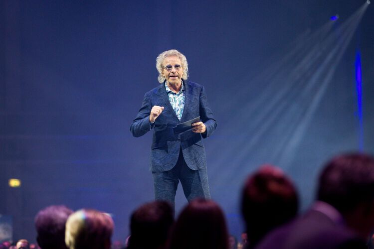 Moderiert wurde die Veranstaltung von Thomas Gottschalk. (Bild: BMW)