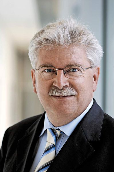 „Wir müssen jetzt alles daran setzen, möglichst schnell die Grundlage für einen neuen Aufschwung zu legen“, macht Bayerns Wirtschaftsminister Martin Zeil den Unternehmen Mut. Bild: StMWIVT (Archiv: Vogel Business Media)