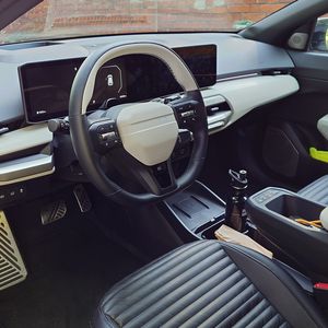 Übersichtlich und wertig verarbeitet ist das Cockpit im Kia EV4 GT-Line. (Bild: Thomas Günnel – Vogel Communications Group)