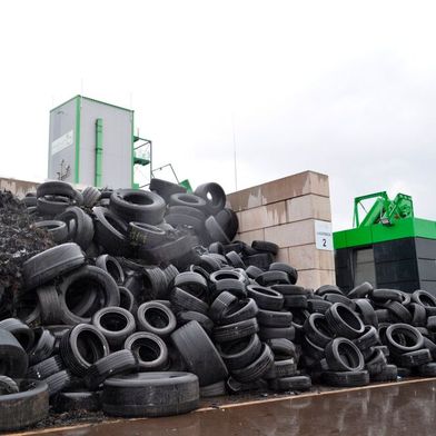 Klassische Gummiprodukte (Kautschuke), wie etwa Reifen, sind vernetzte Polymere und schmelzen nicht wieder auf, um sie so leicht recyceln zu können, wie Thermoplaste. Dennoch hat es Pyrum geschafft, wieder Rohstoffe daraus zu machen. Nun plant man ein zweites Werk ... (Bild: Pyrum)