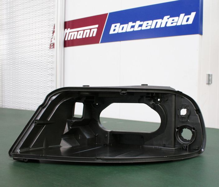 Gehäuseteil für Scheinwerfer gefertigt auf der Macro-Power 650. (Bild: Wittmann Battenfeld)