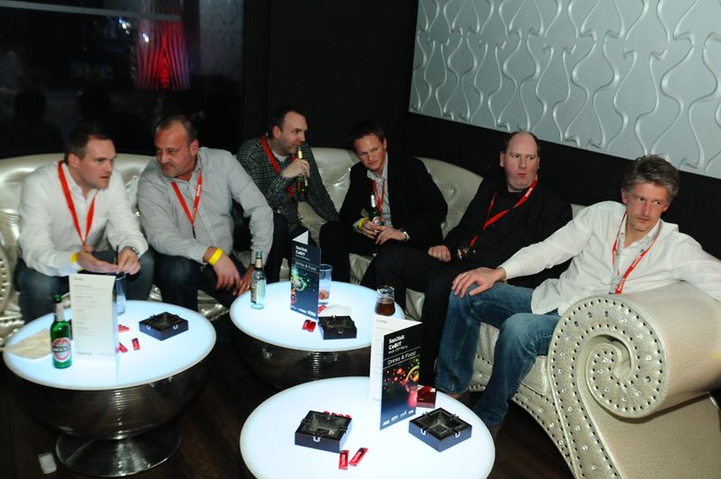 Party hin oder her...ohne Fussball geht bei Marc Riemen (Rieberg, r.) und den anderen Männer nichts. (IT-BUSINESS)