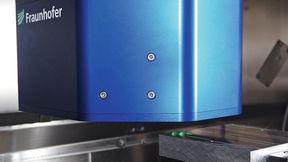 Bild 1: Der optische Sensor Holo-Cut erfasst die Topografie von Bau- teiloberflächen mikrometergenau direkt in der Werkzeugmaschine – flächig, zuverlässig und schnell. (Fraunhofer-IPM)