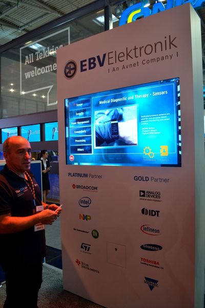 Bei EBV begleitet Herr Vogt die Besucher auf eine Reise durch die Welt des IoT. (S. Höffken)