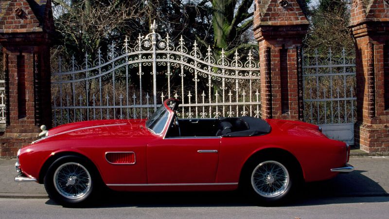 Dieses Fahrzeug, eine 150 GT Spyder wurde Ende 1957 gebaut und ist mit einem 150S-Motor ausgestattet, der auf einem 200S-Chassis montiert ist, das wiederum mit der starren Hinterachse des A6GCS ausgestattet ist. Die Karosserie wurde von Medardo Fantuzzi gebaut und es existiert genau dieses eine Exemplar. (Bild: Maserati)