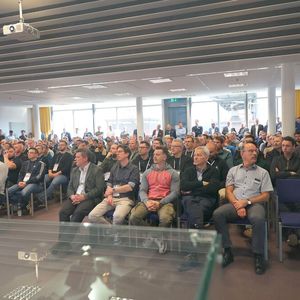 Deutlich mehr als 200 Teilnehmer waren an den Uniited-Machining-Standort in Schorrndorf gekommen, um mit gezielt vermitteltem Praxis-Know-how ihre Ressourcen optimal auszuschöpfen und so letztlich die Wettbewerbsfähigkeit ihres Unternehmens zu verbessern.  (Bild: Maschinenmarkt/rw)