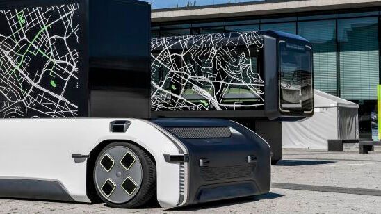 Ob als On-demand-Shuttle, Hightech-Rufbus, als flexibles Verteilzentrum für Güter und Pakete oder als mobiles Verkaufsgeschäft – mit dem  Fahrzeugkonzept U-Shift bringt das DLR neuen Wind in die urbane Mobilität und Logistik von morgen. (Bild:  DLR)