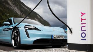 Testsieger: Die DC-Säulen von „Connect“-Testsieger Ionity überzeugten mit Zuverlässigkeit und einfacher Bedienung. (Bild: Porsche)