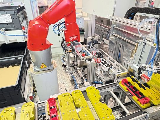 Insgesamt sind 18 Roboter im Einsatz, die die Komponenten mit höchster Präzision zusammensetzen. (Bild:  LKH Kunststoffwerk Heiligenroth GmbH & Co. KG)