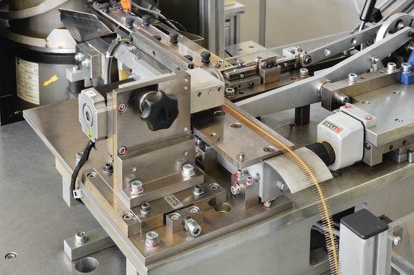 Bild 2: Sonderautomat zur Herstellung von selektiv vergoldeten Kontakten (Bild: Fischer Elektronik)