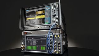 Signalgenerator M9484C: Er bietet bis zu vier Kanäle mit einer Frequenz bis 54 GHz. Das Gerät erzeugt die Signale mit der DDS-Technik und einem DSP. (Keysight Technologies)