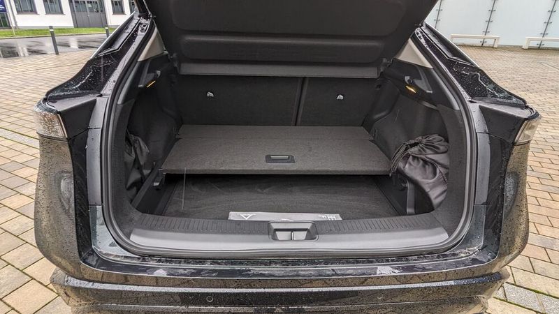 9. Der Kofferraum: Die Ladekante des Kofferraums ist recht hoch, gleichwohl lässt sich der Ariya dank der ebenen Kofferraumfläche gut laden. Alles in allem ist der Kofferraum mit einem Volumen zwischen 468 und maximal 1.350 Litern großzügig dimensioniert. Praktisch ist der doppelte Boden. So kann man das Ladekabel schnell und ordentlich verstauen. (Bild: Mauritz – VCG)