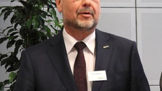 Klaus Widmaier, Vorsitzender Stiftungsvorstand, würdigte die Leistungen der Nachwuchswissenschaftler bei der Verleihung des FAG Innovation Award 2014. (Bild: Stefanie Michel)