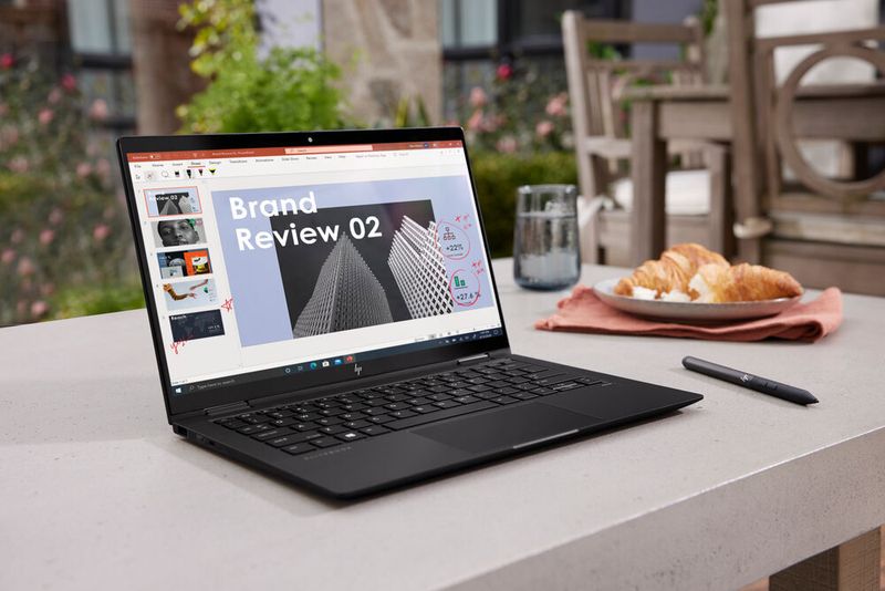 Das Elite Dragonfly Max ist einen Hauch schwerer als das G2, dafür aber mit einer 5-MP-Webcam und weiteren Collaborationfeatures ausgestattet. (HP)