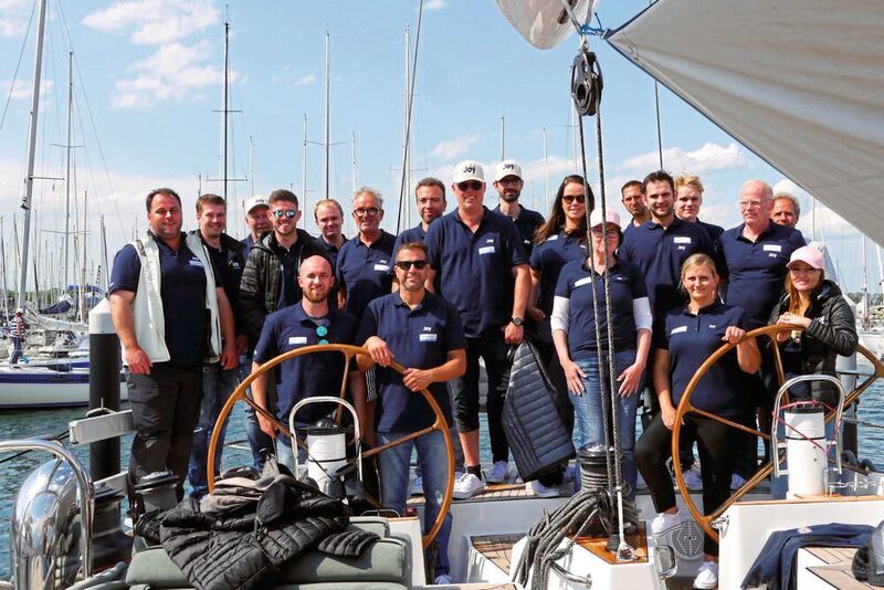 Rund 100 Mitarbeiter aus verschiedenen Bereichen des Unternehmen wurden im Juni nach Kiel zu einem Segeltörn eingeladen. (Wellergruppe)