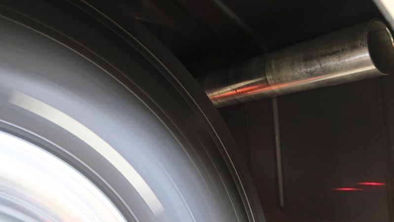 Die Tastrolle der Hunter-Wuchtmaschine HD Elite macht ihrem Namen alle Ehre: Sie ertastet unterschiedliche Radien (Höhenschläge).(Bild:  Diehl – VCG)