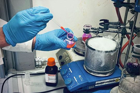 Mit der neuen Methode zur Umwandlung von Methylaminen können komplexe Verbindungen unter einfachen Bedingungen hergestellt werden.(Bild:  Uroš Vezonik)