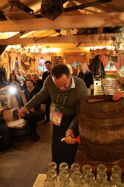 O'zapft is im Münchner Augustiner Keller: Marcus Adä (Exclusive Networks) lässt sich das Bierfass-Anzapfen nicht nehmen. Wie viele Schläge hat er wohl gebraucht? (Bild: Exclusive Networks)