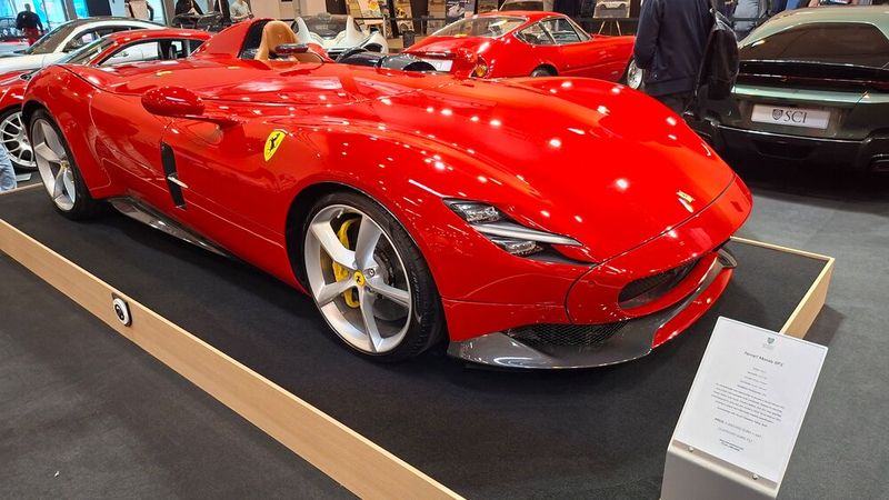 Der Porsche Spyder wäre Ihnen noch ein bisschen zu gewöhnlich bzw. günstig gewesen? Dann hatte ein Händler diesen Ferrari Monza SP1 für 2.880.000 Euro zum mitnehmen. (Bild: Dominsky – VCG)