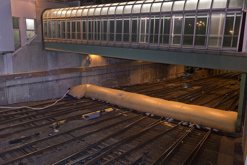 Aufblasbare Sperren und Sandsäcke sollen das Wasser aus dem U-Bahnsystem heraus halten (Foto: Metropolitan Transportation Authority)