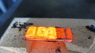 Bei über 1.000 Grad Celsius verschmelzen feine Metallpartikel zu einer widerstandsfähigen Schutzschicht auf Bauteilen. Die für den Einschmelzprozess benötigte Emaille will das Team optimieren.  (Bild: FH Münster/FB Maschinenbau)