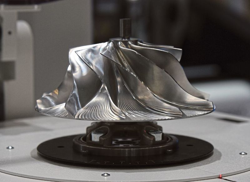 Die neuen Vertikalauswuchtmaschine eignet sich für Rotoren bis 300 mm Durchmesser.  (Stefanie Michel)