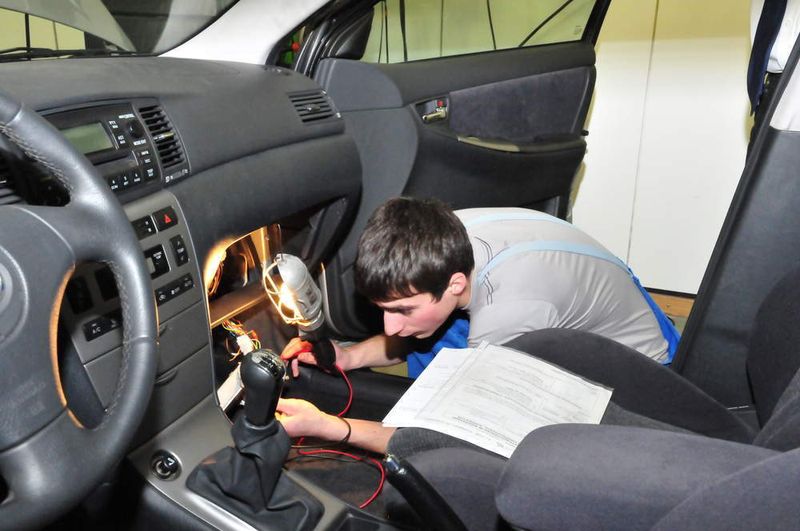 Auf der Suche nach den Fehlern mussten die Teilnehmer manchmal tief in die Fahrzeugtechnik abtauchen. Hier sucht der österreicher Daniel Weigl einen Fehler im Common-Rail-System. (Archiv: Vogel Business Media)