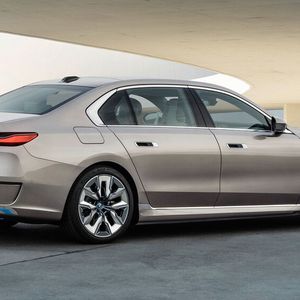 Der Siebener ist mit 5,40 Meter größer denn je, eine Version mit kürzerem Radstand wurde gestrichen.(Bild:  Daniel Kraus/BMW)