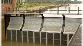 1 Herstellung, Lieferung und Montage  ... des Obertores der Schleusenanlage Ahsen – alles aus einer Hand. Kaum ein Mitbewerber ist auch in der Lage, mit geschweißten Spezialitäten à la SIBAU dienen zu können. Bild 1+3: SIBAU Genthin (Archiv: Vogel Business Media)