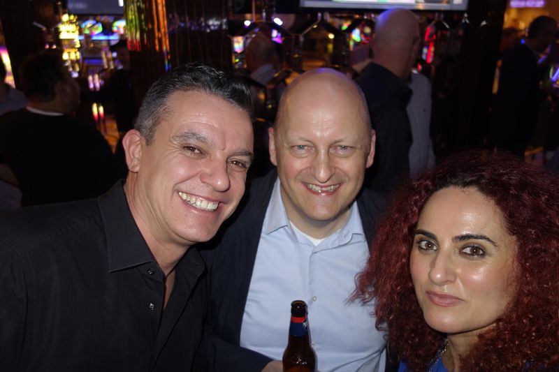 Skander Kafaar, Harman, Oliver Ahrens, notebooksbilliger.de, und Besa, IT-BUSINESS, im Hardrock Hotel. (Bild: IT-BUSINESS)